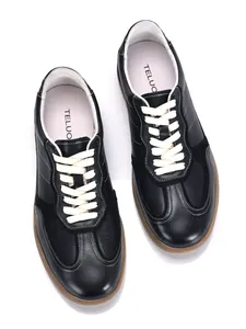 Detaillierte Draufsicht auf klassische schwarze Leder-Trainer-Sneaker mit Gummisohle