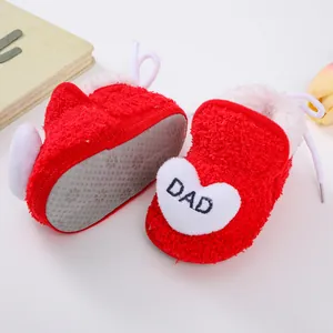 Weiche rote flauschige Babyschuhe mit weißem Herz DAD Stickerei und Antirutschsohle