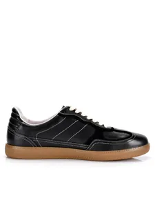 Seitenprofil schwarzer Leder-GAT-Sneaker mit Gummisohle
