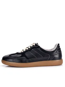 Professionelle Seitenansicht klassischer schwarzer Leder-German Army Trainer Sneaker für Herren
