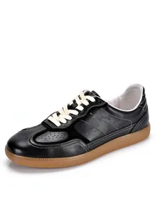 Detailansicht der schwarzen Leder-GAT-Sneaker für Herren mit klassischer Gummisohle.