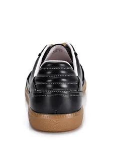 Rückansicht hochwertiger schwarzer Leder-Sneaker mit klassischer brauner Gummisohle