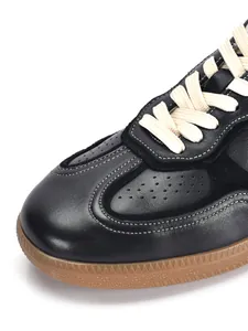 Detailansicht schwarzer Vintage-GAT-Sneaker aus Leder mit klassischer Gummisohle