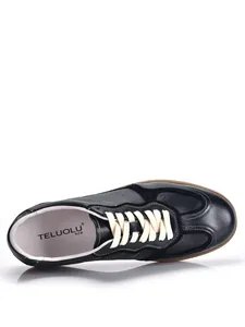 Draufsicht auf schwarze Leder German Army Trainer Herren Retro Sneaker mit beigen Schnürsenkeln