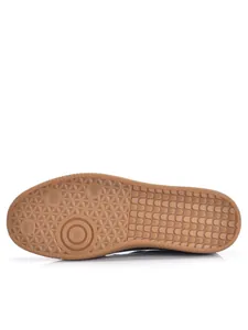 Makroansicht der langlebigen Gummilaufsohle für Retro GAT-Sneaker mit Anti-Rutsch-Profil