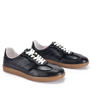 Klassische schwarze Vintage-Sneaker aus Leder mit Gummisohle und German Army Trainer Design