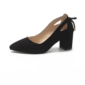 Elegante schwarze Pumps mit spitzer Zehenpartie, Blockabsatz und Schleife hinten