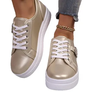 Gouden glanzende platform sneakers voor dames met witte veters en decoratieve gesp
