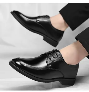 Gros plan de chaussures de ville noires à lacets pour hommes montrant la texture