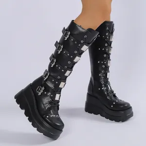 Detailansicht schwarzer Punk-Keilstiefel mit Nieten und mehreren Riemenschnallen