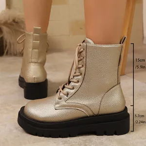 Detalle de botines de plataforma dorados con caña de 15 cm y suela gruesa de 5,7 cm.