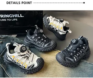 Dettaglio di sneakers chunky per bambini con tomaia in mesh e sistema di chiusura a rotella.
