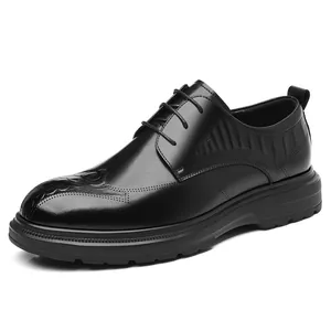 Chaussures richelieu noires classiques pour hommes avec détails brogues et semelles épaisses