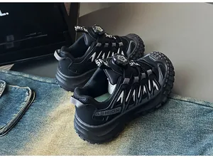 Dettaglio di sneaker in mesh nero per bambini con pratica chiusura a fibbia rotante