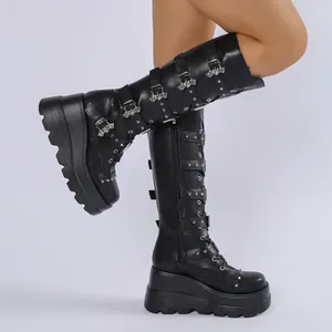 Schwarze Punk-Plateau-Stiefel mit Schnallenriemen und Fledermaus-Metallverzierung