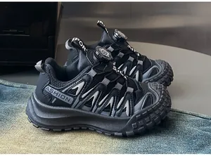 Vista dettagliata delle scarpe da ginnastica per bambini con chiusura a rotella
