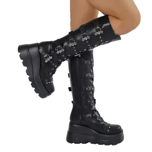 Schwarze Knie-Stiefel im Punk-Stil mit Keilabsatz, Gürtelschnallen und Nietendetails