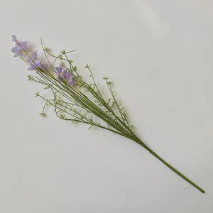 Detailansicht eines zarten violetten künstlichen Gänseblümchenzweigs mit realistischen Blättern