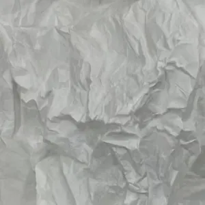Detailopname van wit gekreukt crêpepapier met realistische textuur voor DIY-werk