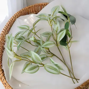 Λεπτομέρεια τεχνητών κλαδιών Tradescantia Zebrina σε ένα υφαντό καλάθι.