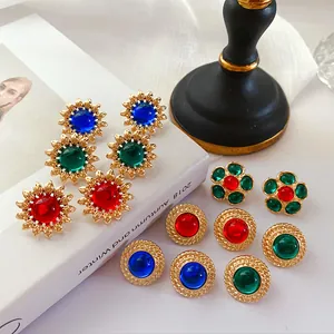 Vue détaillée de boucles d'oreilles vintage de style français avec des pierres colorées