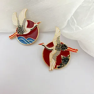 Broches de esmalte de estilo oriental vintage con grulla para vestidos chinos.