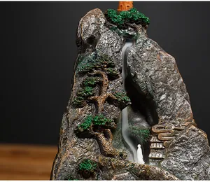 Macro-detailweergave van berg-terugstroom-wierookbrander met waterval-rookeffect