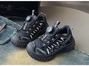 Dettaglio ravvicinato di scarpe sportive per bambini in mesh nero con chiusura a rotella