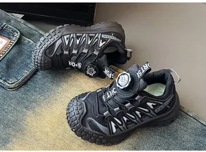 Vista dettagliata delle scarpe da corsa mesh per bambini con chiusura a rotella