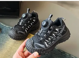 Scarpe sportive per bambini in mesh nero con pratico sistema di chiusura a rotella