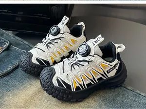 Vista laterale di scarpe da ginnastica in mesh per bambini con chiusura a rotella