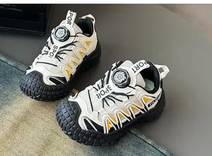 Dettaglio di scarpe da corsa per bambini in mesh traspirante con chiusura a rotella
