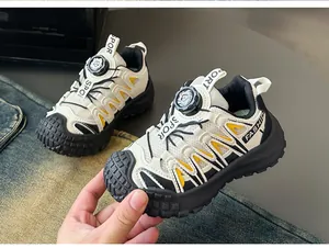 Vista dettagliata di sneakers in mesh per bambini con sistema di chiusura a rotella.