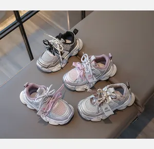 Vue de dessus de baskets chunky respirantes pour enfants en plusieurs couleurs