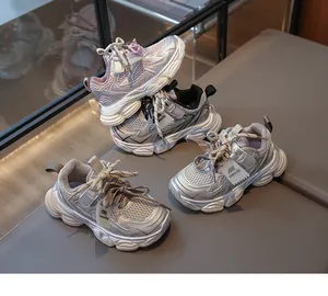 Vue détaillée des baskets respirantes pour enfants en plusieurs couleurs mixtes.