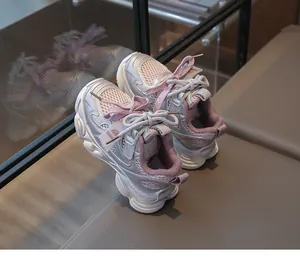 Vue détaillée des baskets de course élégantes en lavande et argent pour enfants.