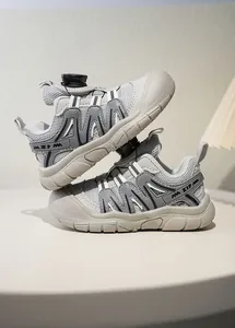 Detailansicht grauer Mesh-Sportschuhe für Jungen mit weichen Anti-Rutsch-Sohlen