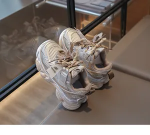 Gros plan détaillé de baskets respirantes pour enfants avec semelles épaisses ondulées beige
