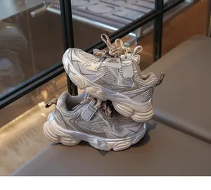Détail des baskets respirantes argentées de style chunky pour garçons et filles