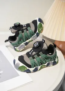Detailansicht der atmungsaktiven Kindersneaker mit grünem Mesh und Drehverschlusssystem