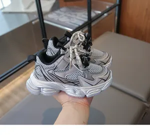 Vue détaillée de baskets chunky dad respirantes pour enfants en gris argenté et noir