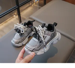 Vue détaillée de baskets épaisses argentées pour enfants en tissu mesh respirant