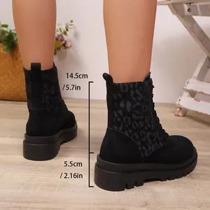 Detalle de medida que muestra altura de tacón de 5,5 cm y de caña de 14,5 cm en botas