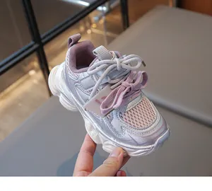 Vue détaillée des baskets épaisses et respirantes en argent et violet pour enfants.