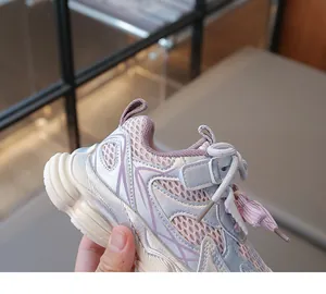 Gros plan détaillé des baskets de sport pour enfants en maille violette et argentée