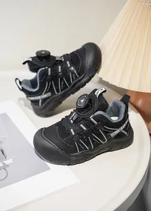 Detailansicht schwarzer Kinder-Sportschuhe aus Mesh mit praktischem Drehverschluss