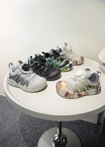 Gruppe von Kinder-Mesh-Sportschuhen mit praktischem Drehverschluss auf einem runden Tisch.