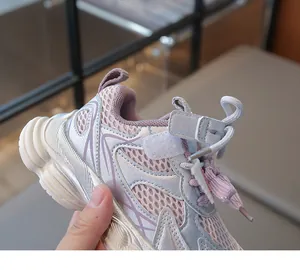 Détail de la maille respirante et de la tige argentée des baskets pour enfants