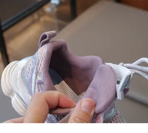 Gros plan sur la doublure en maille respirante et le col rembourré des baskets pour enfants