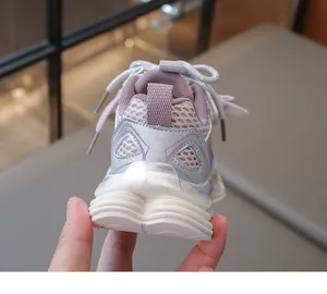 Vue détaillée de l'arrière de baskets respirantes pour enfants en lavande et argent